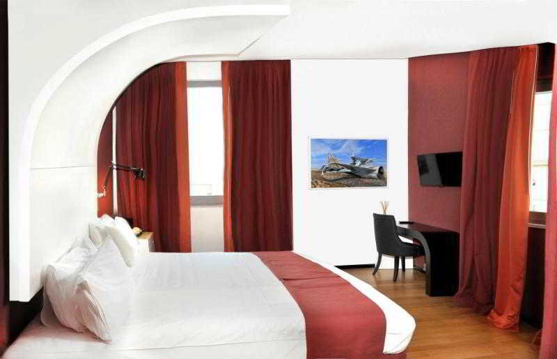 DELUXE, DOUBLE OR TWIN BED