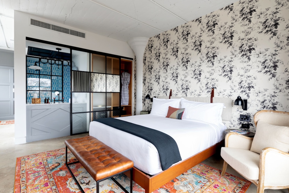 PREMIUM, STUDIO, SUITE, KING BED