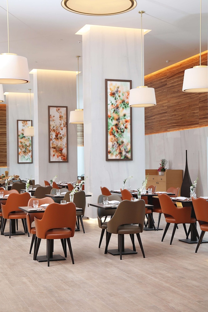 Grand Cosmopolitan Hotel 53/73