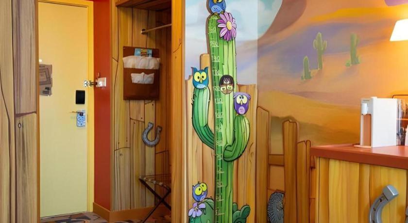 Toy Story Hotel 4/35