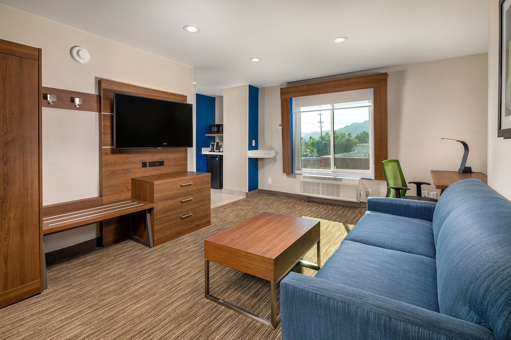 Holiday Inn Express and Suites Chatsworth 50/57