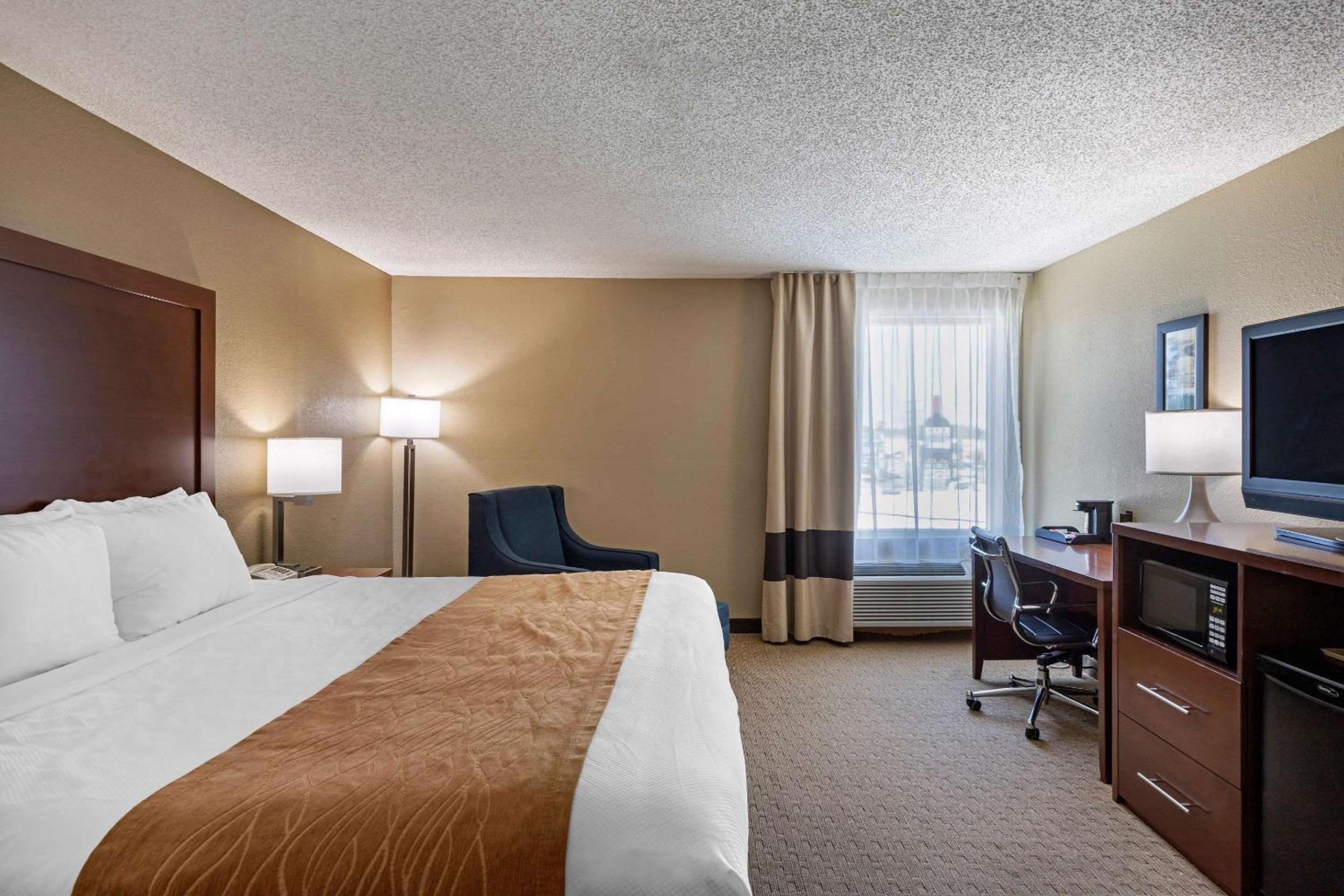ROOM, KING BED