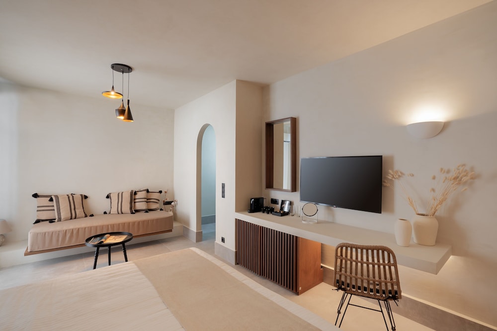 Polis of Naxos Stylish Suites 35/45