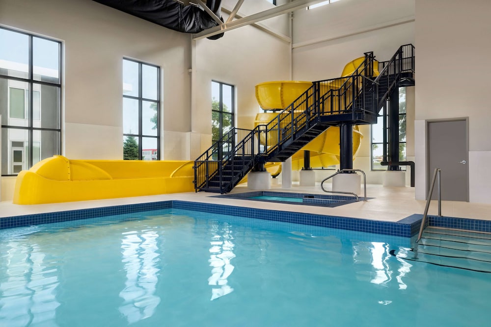 Microtel Inn & Suites Montreal Airport-Dorval QC 10/35