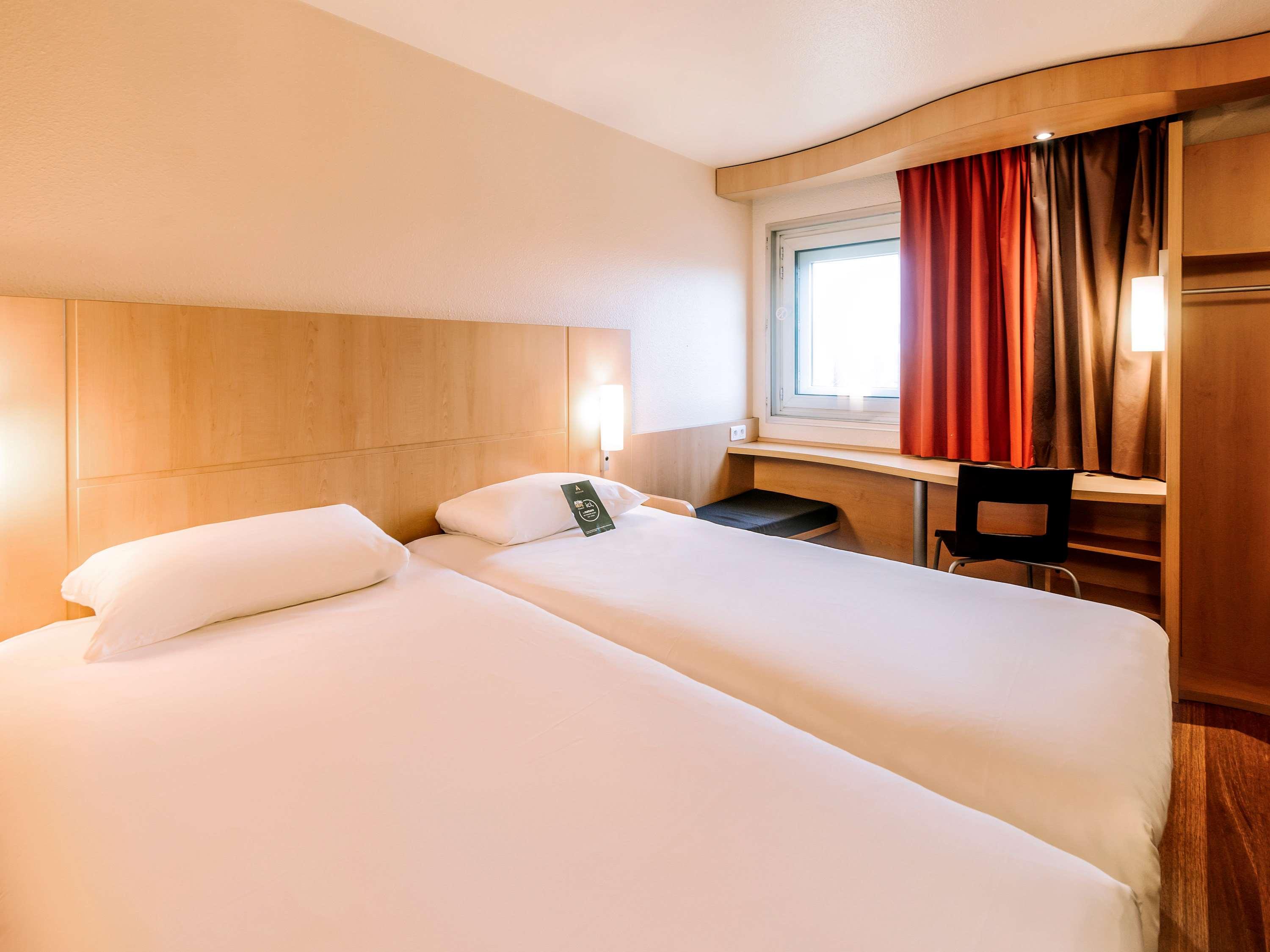 ROOM, TWIN BEDS, OLD TOWN VIEW