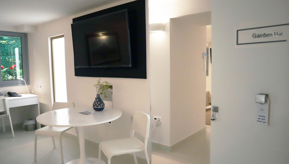 Gallery Suites and Residences 33/43
