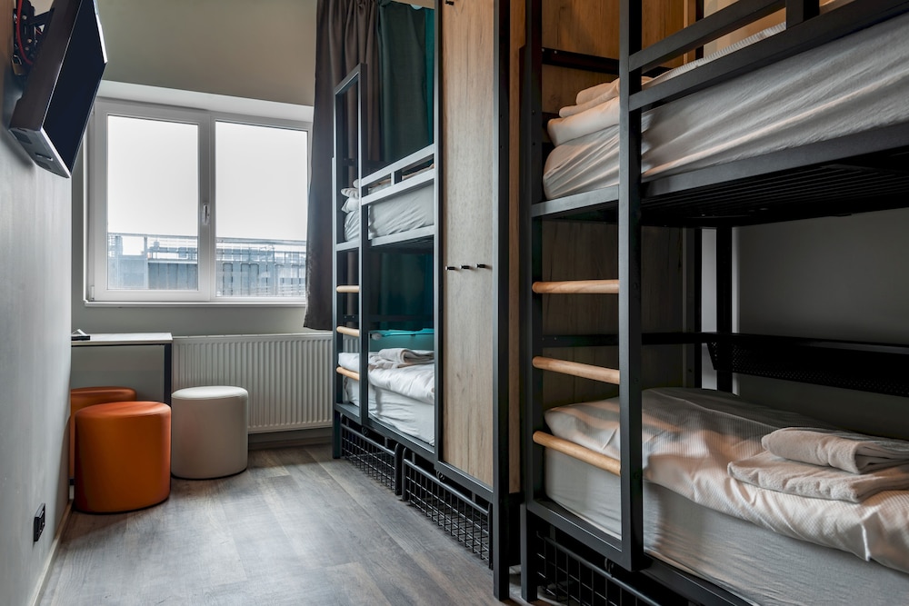 ROOM, 6 BEDS, BUNK BEDS