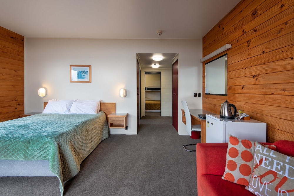 Skotel Alpine Resort 18/72