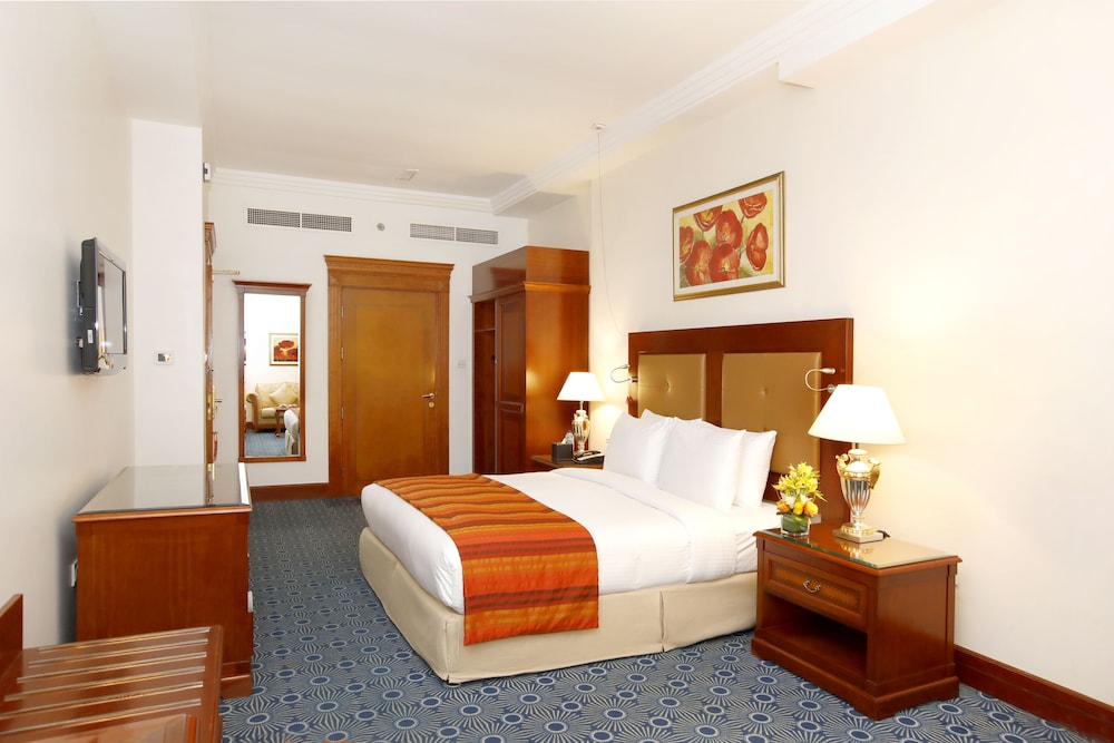 DELUXE, KING BED