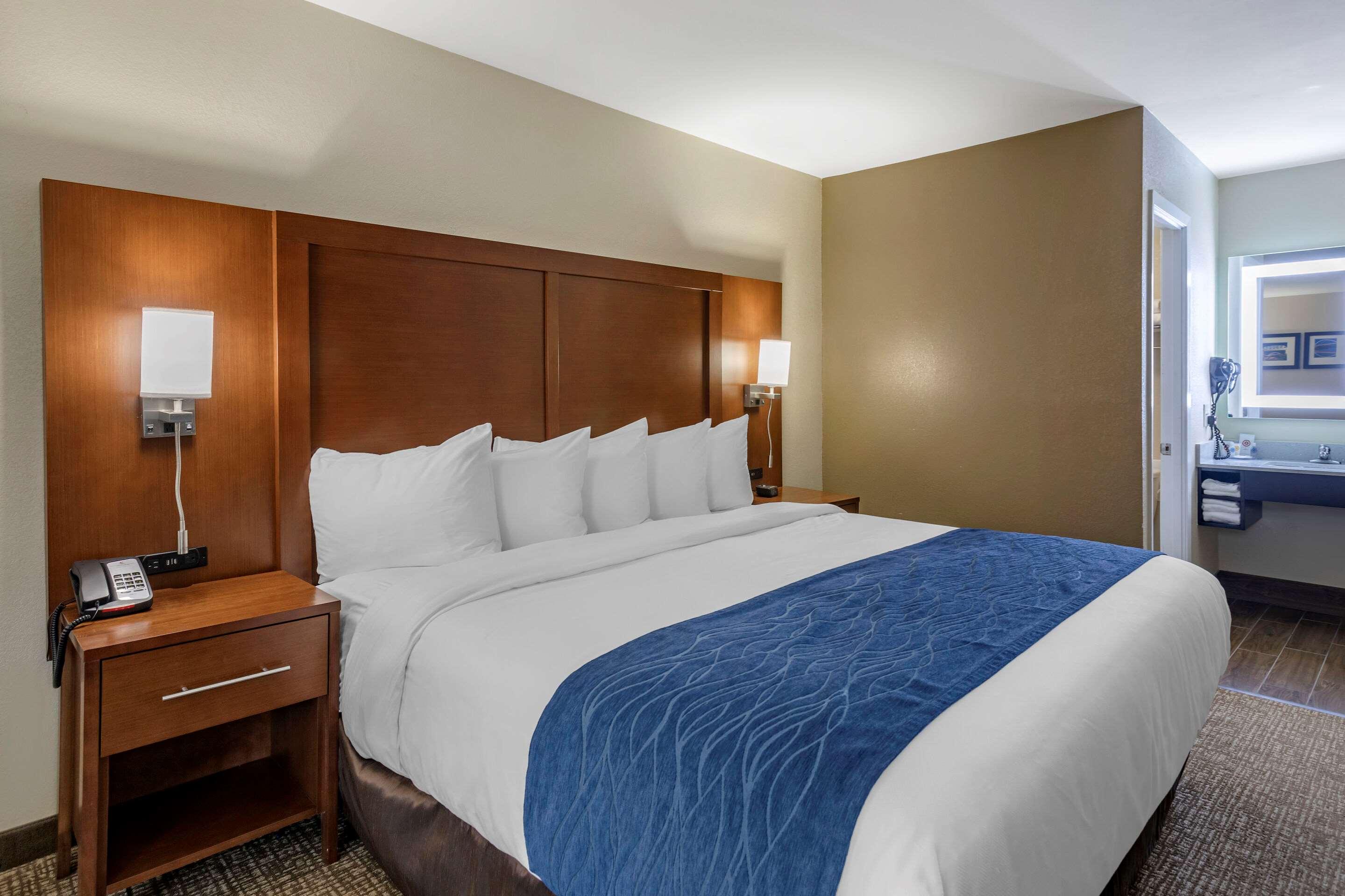 ROOM, KING BED