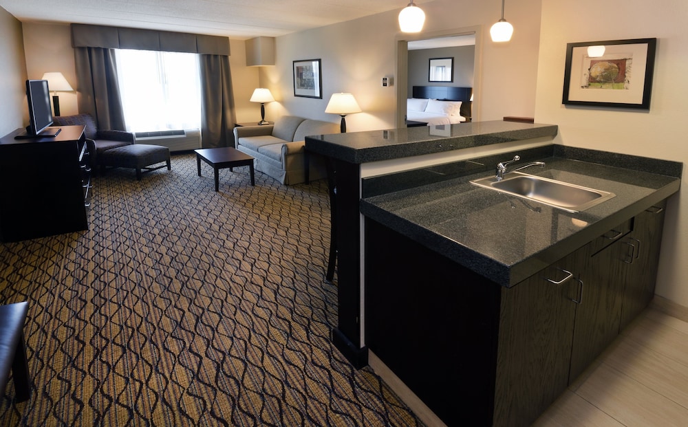 Holiday Inn Express Suites Milford 39/50