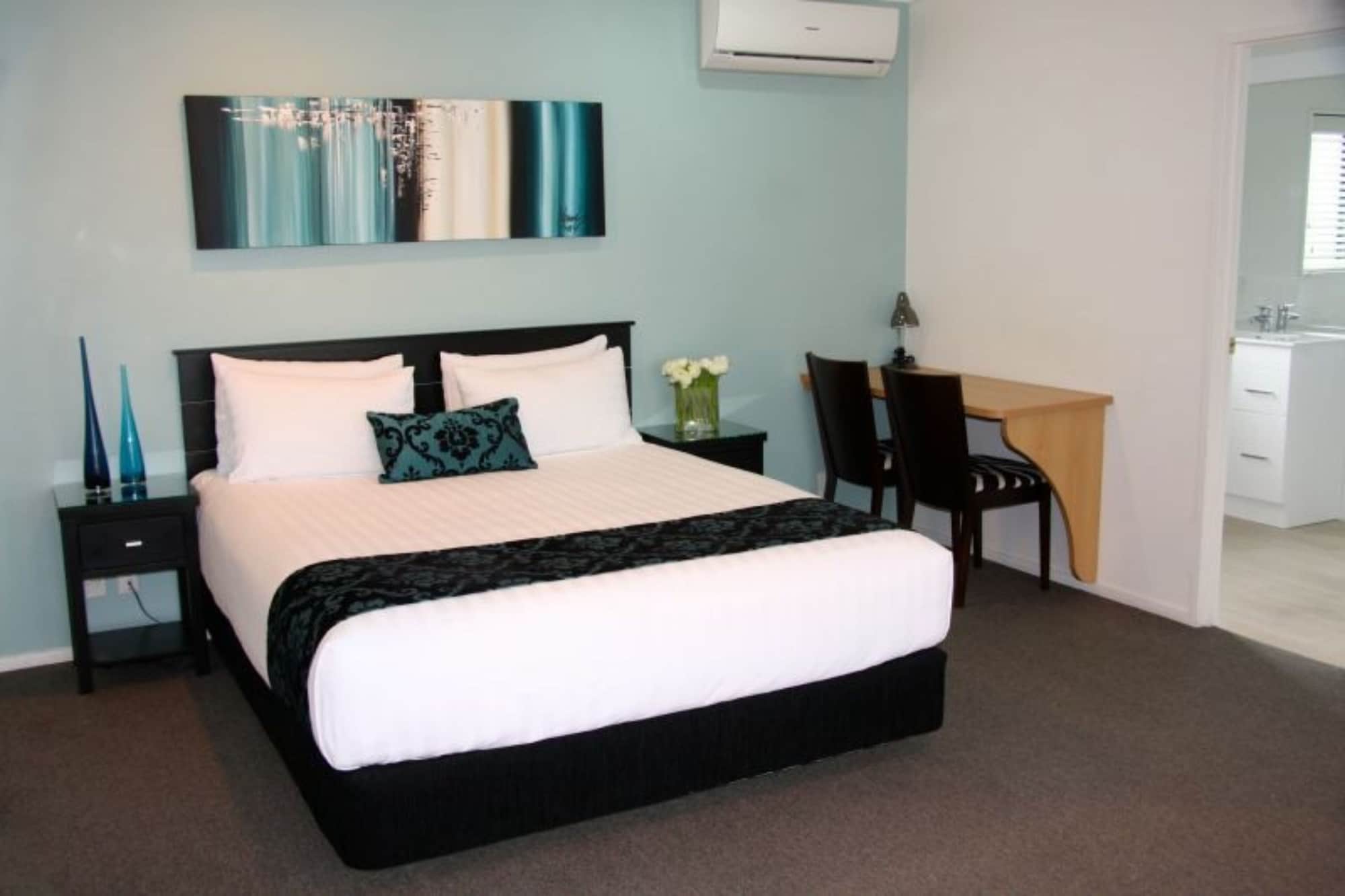 STUDIO, KING BED