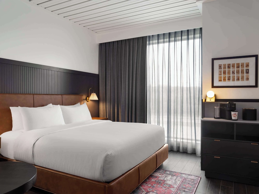 ROOM, KING BED
