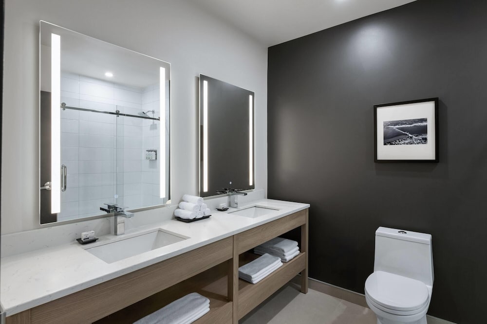 La Quinta Inn & Suites by Wyndham Kelowna BC 49/51