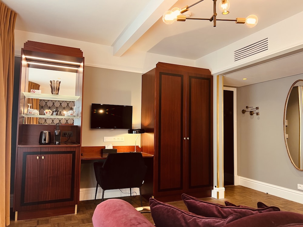 Gatsby Hotel 25/50