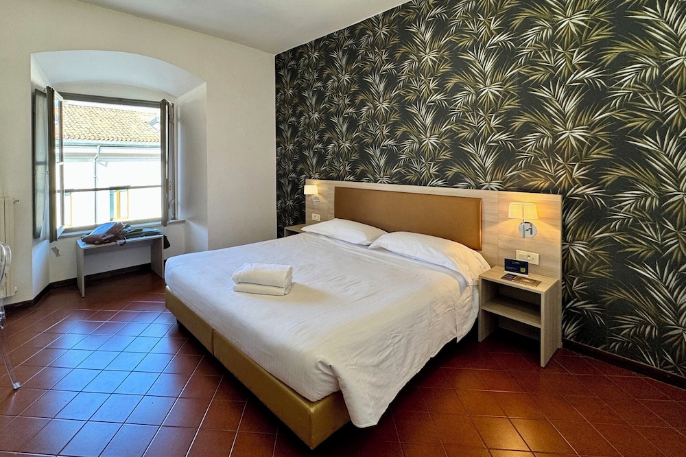 City, Queen Bed