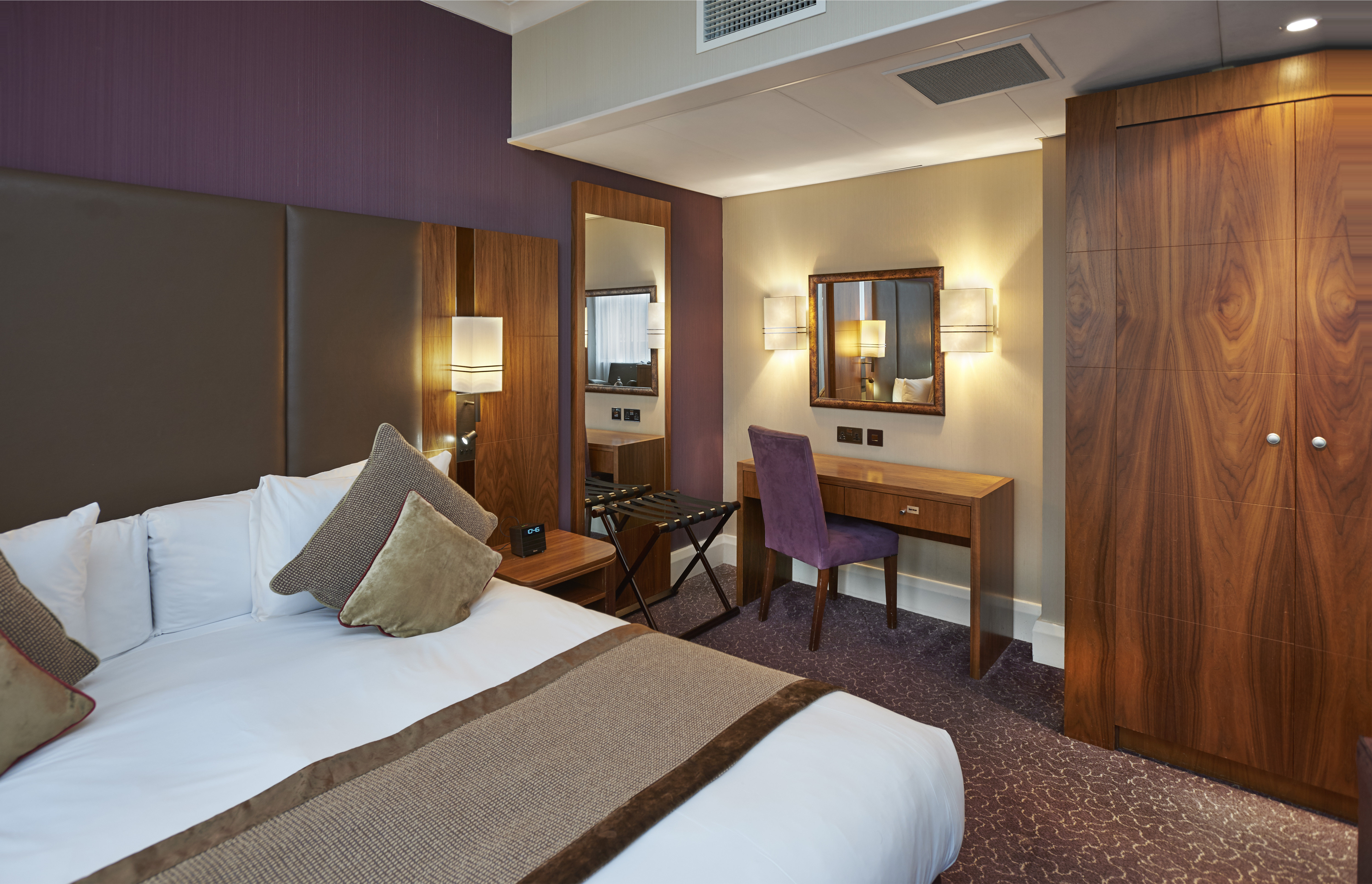 Crowne Plaza Ealing 21/76