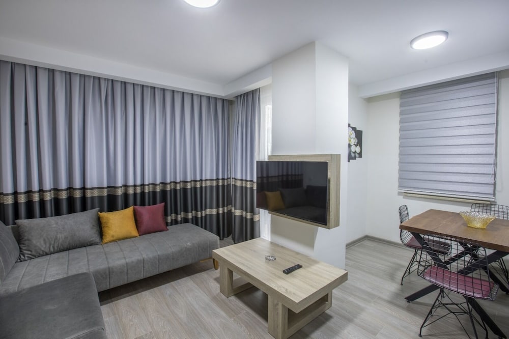 Elanis Suites 21/40