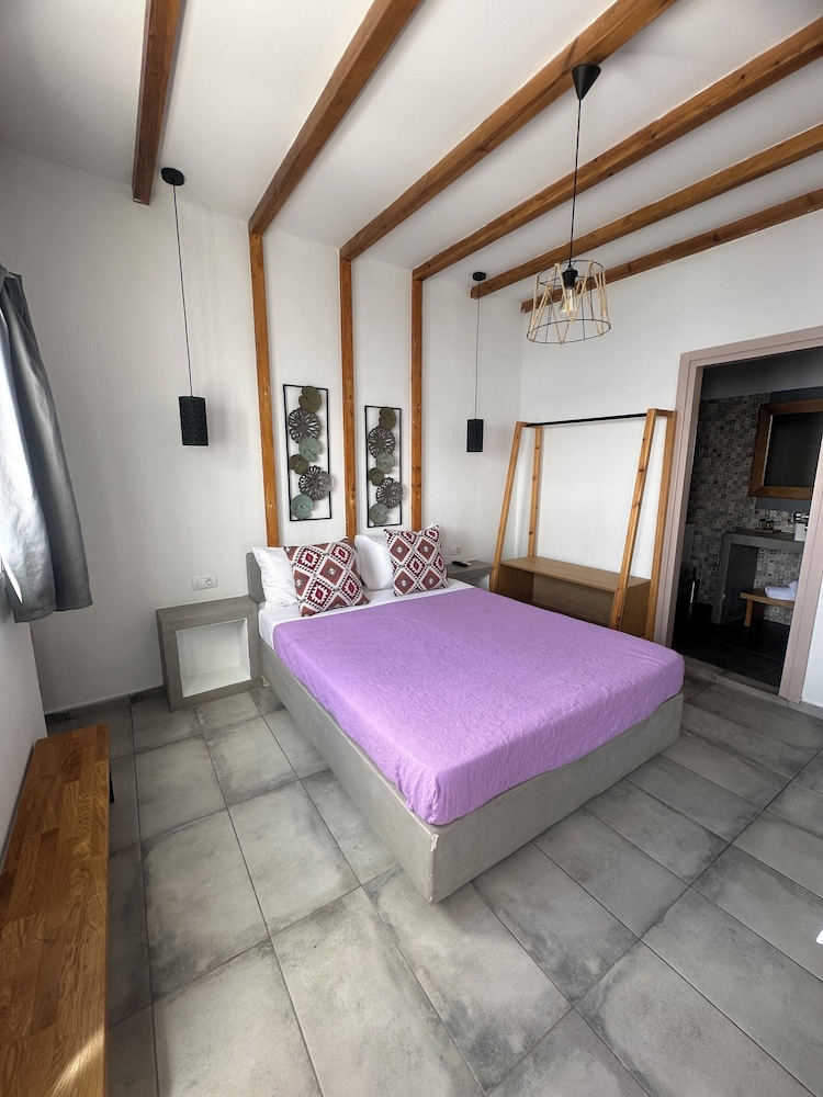 غرفة كلاسيكية بسرير مزدوج بإطلالة على البحر
