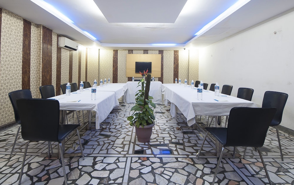 HOTEL APRA INTERNATIONAL 30/34