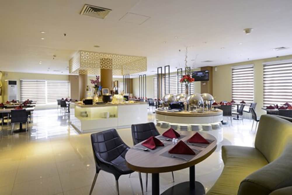 Crown Prince Hotel Surabaya 57/71