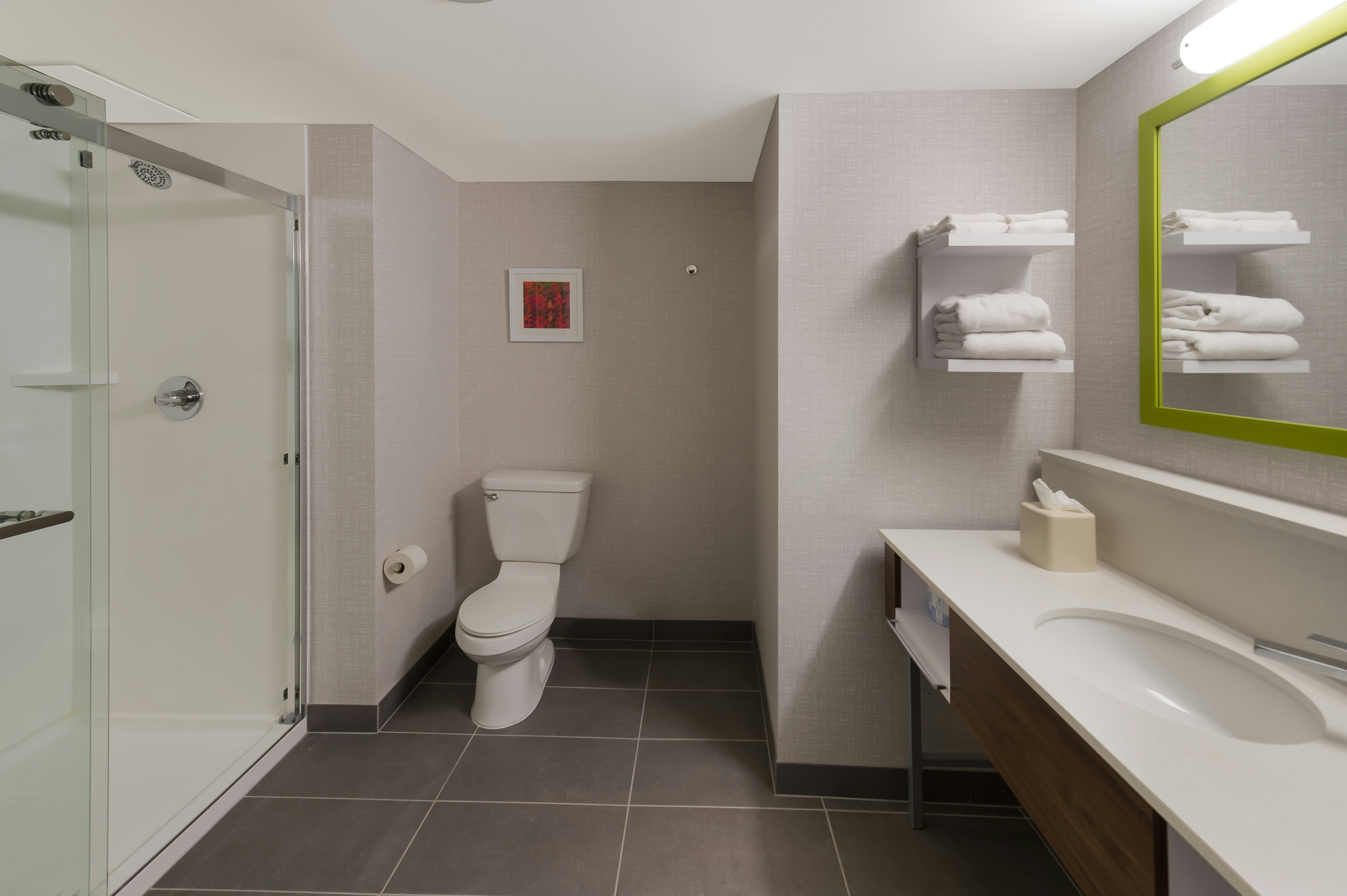 غرفة بسرير كينج مع أريكة، Hampton Inn Nanuet 3/3