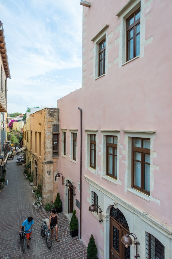 Serenissima Boutique Hotel 63/71