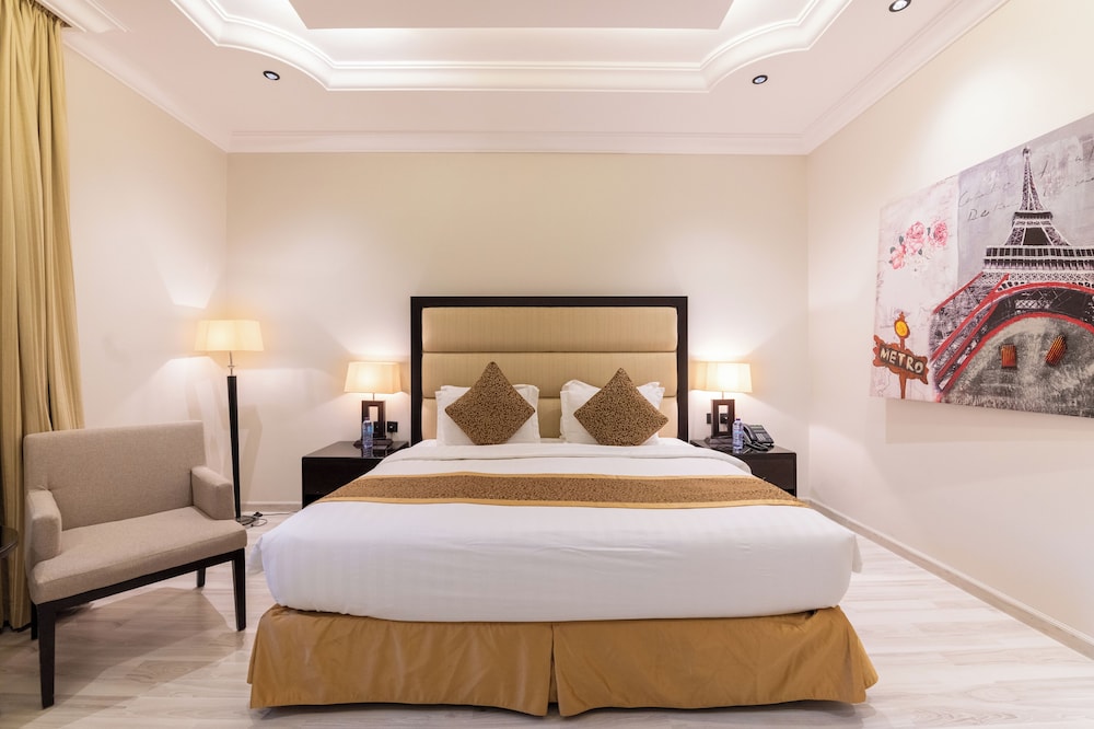 4 BEDROOMS, VILLA