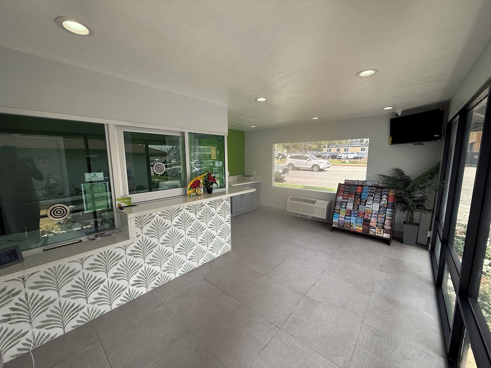 Hi-Way Host Motel 51/56