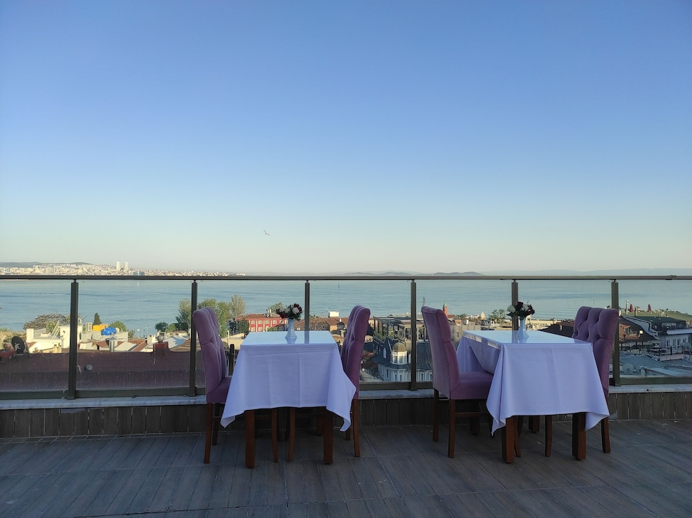Magnaura House Hotel 3/53