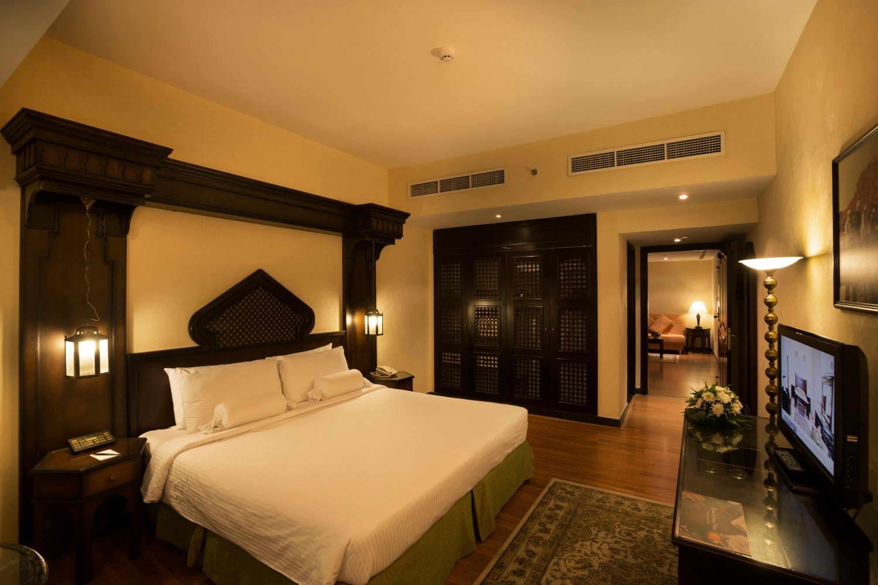 جناح بسرير كينج بغرفة نوم واحدة، Arabian Courtyard Hotel & Spa 2/4