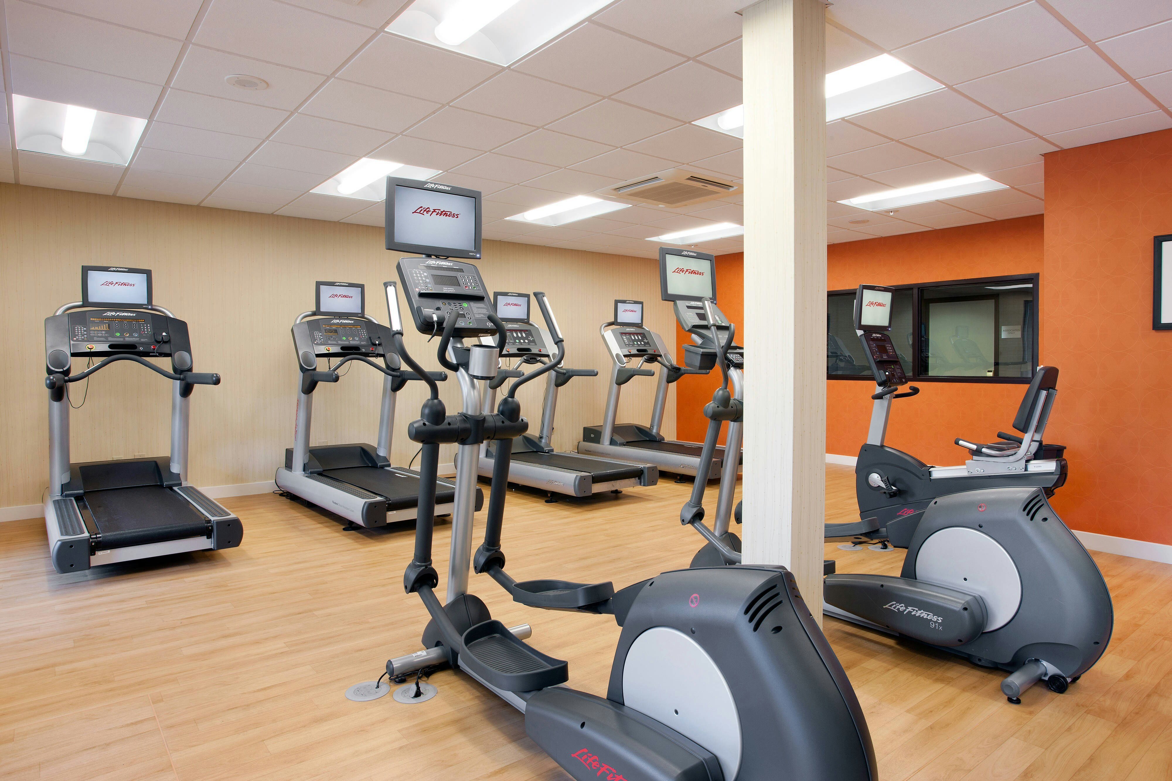 Courtyard By Marriott Oakland Airport 5/17