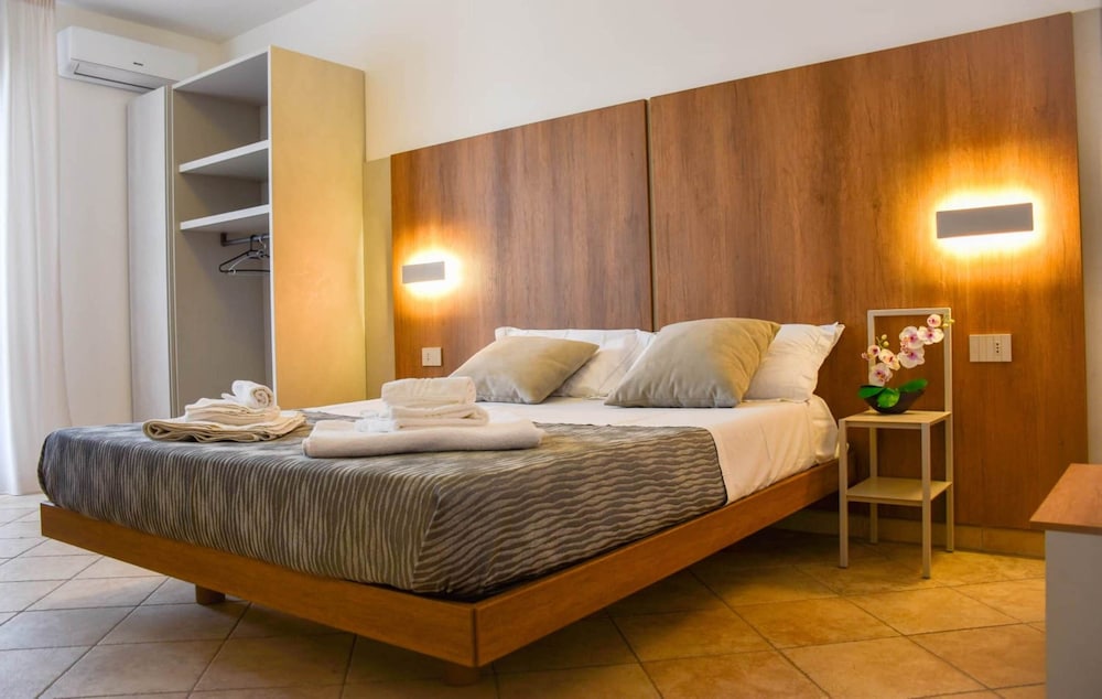 1 BEDROOM, DELUXE, TRIPLE