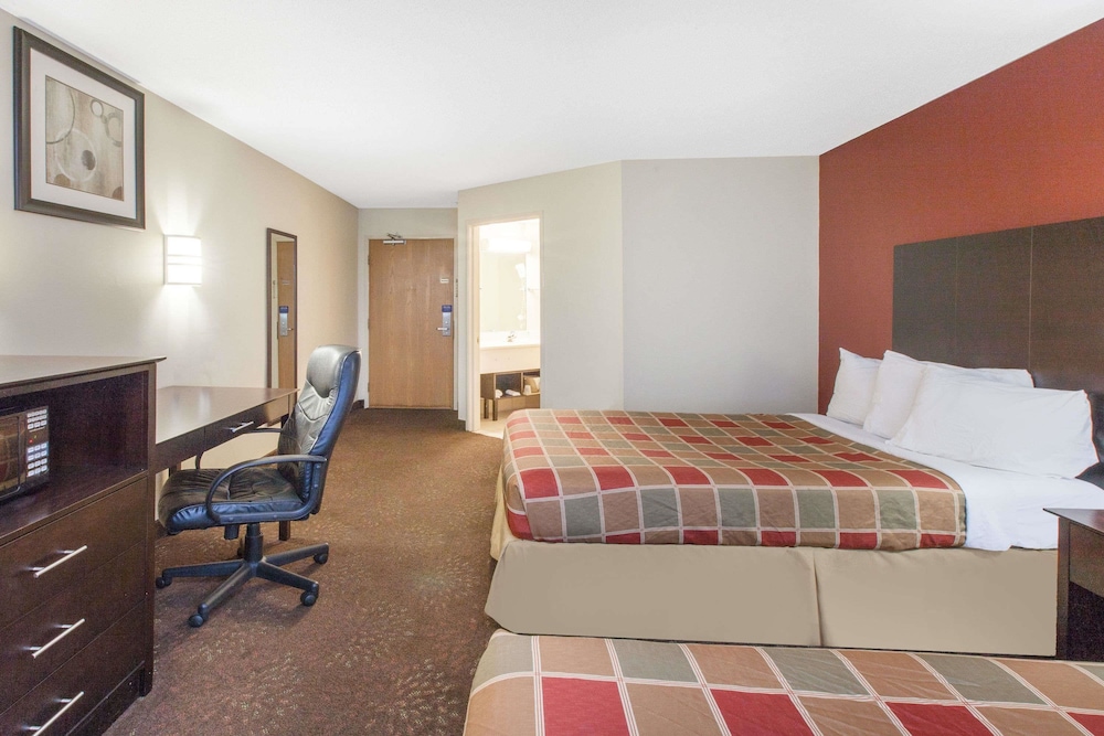 Travelodge by Wyndham Romulus Detroit Airport 6/23