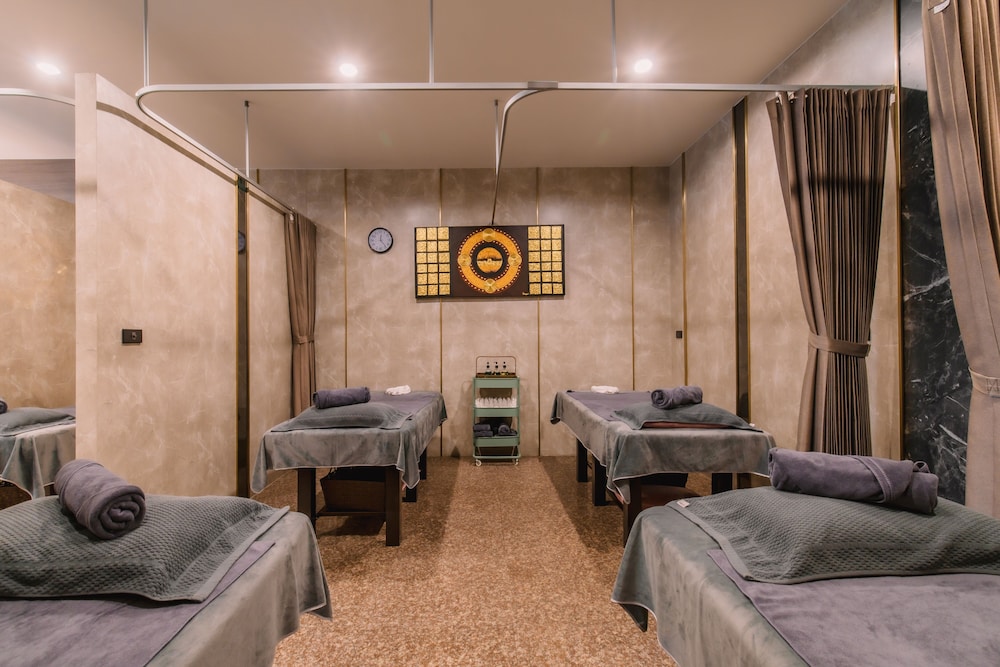 Elite Suites Patong 24/50