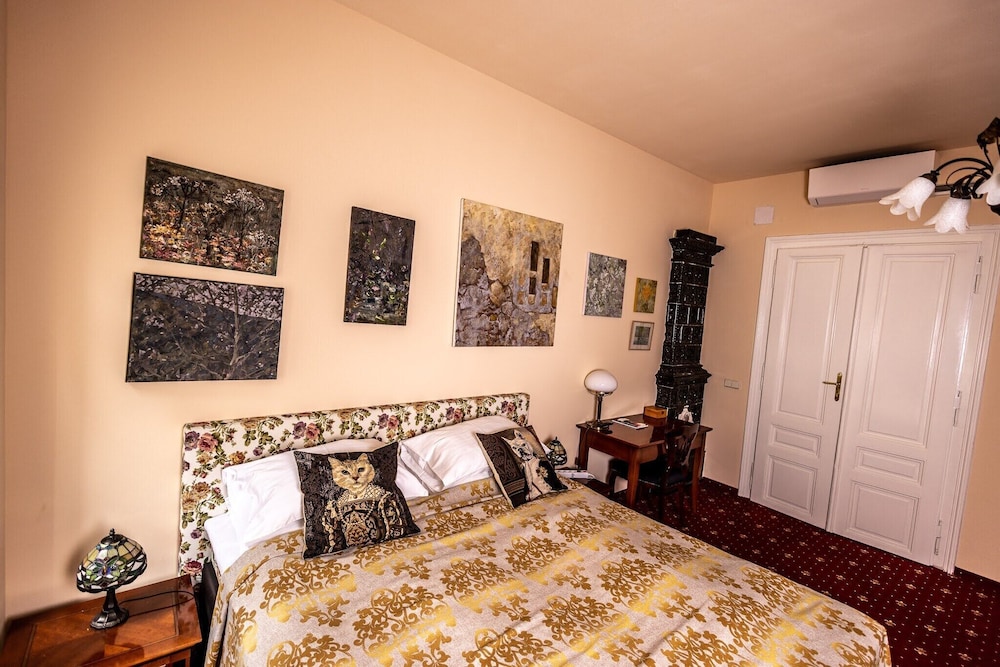 Romantic, Queen Bed