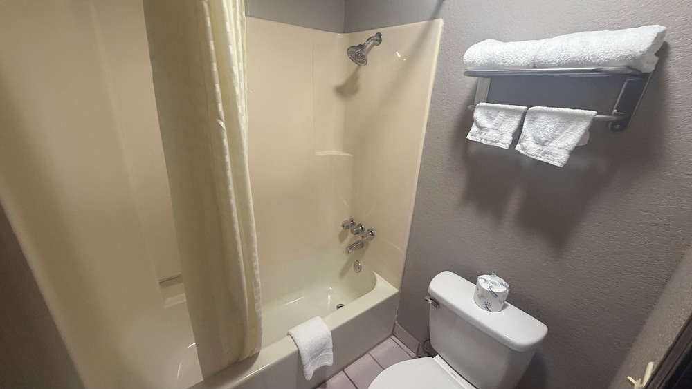 Colonial Inn 43/47