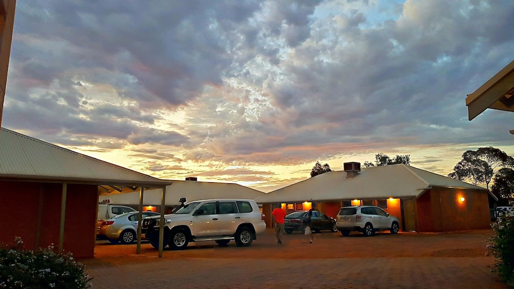 MUD HUT MOTEL 14/57