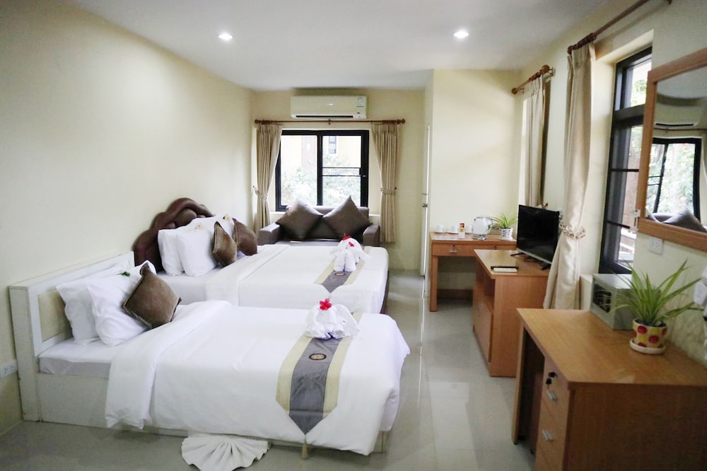 CONNECTING, 2 DOUBLE BEDS