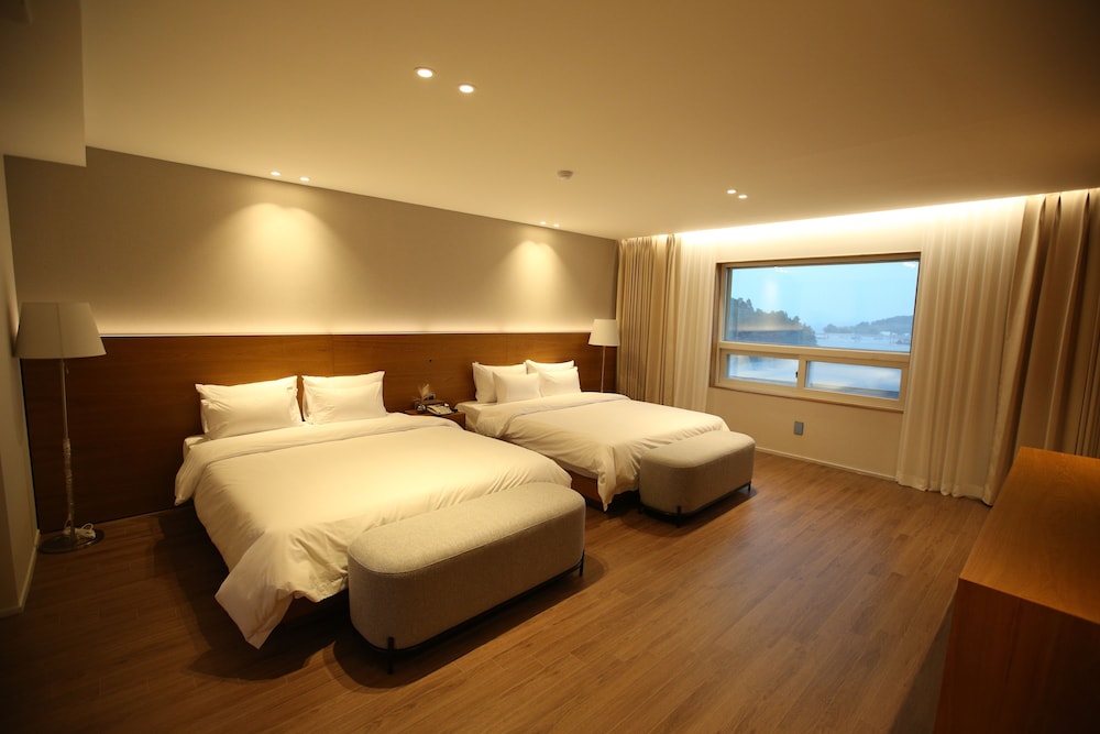 OR TWIN BED, SUITE, 2 KING BEDS