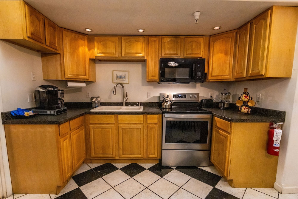 7 Gables Inn Suites 2/50
