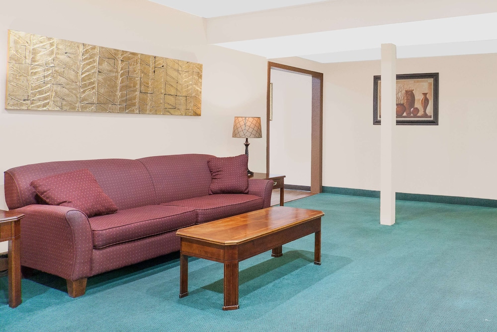 Super 8 by Wyndham Middletown 18/24