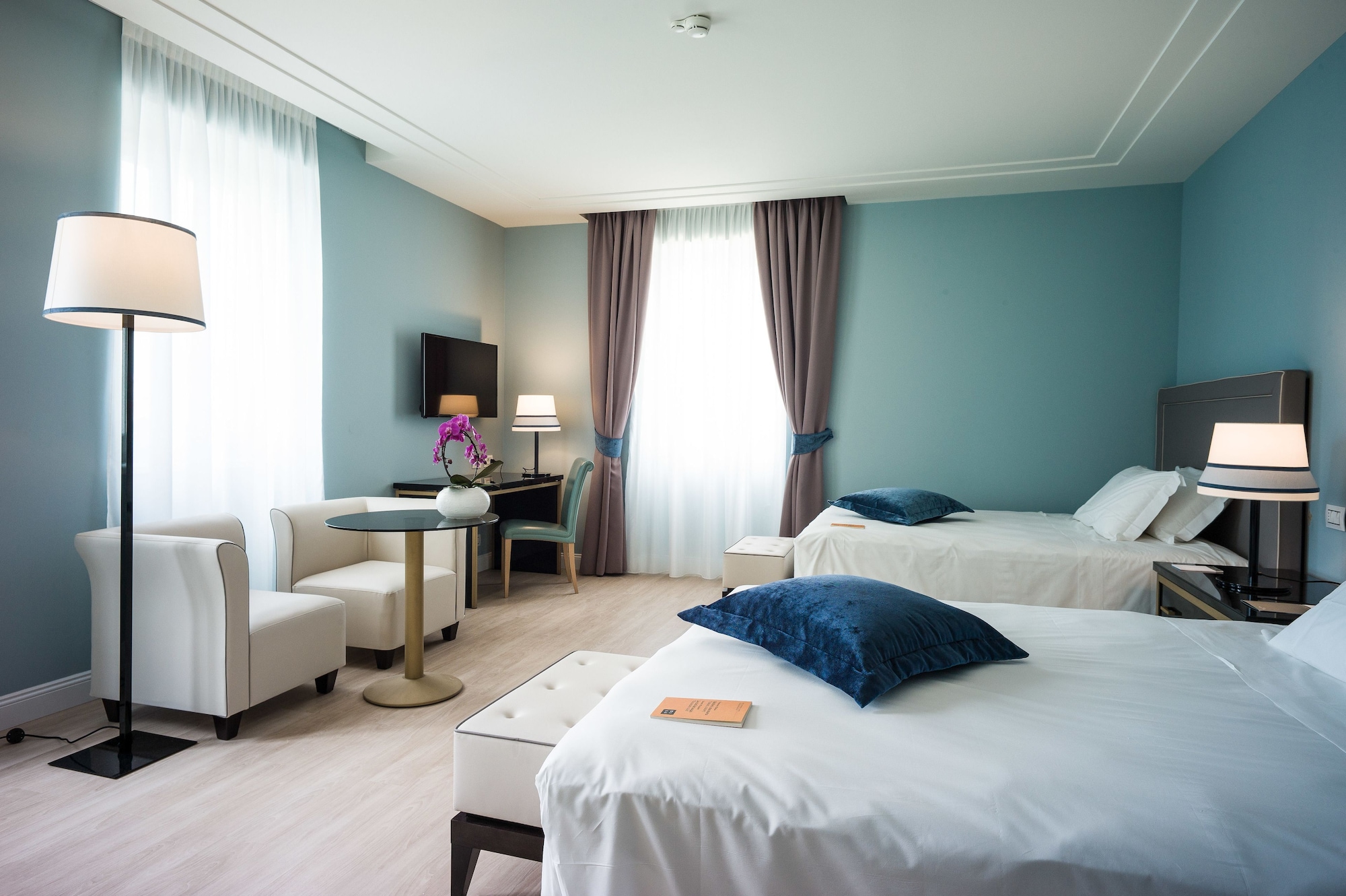 DELUXE, TWIN BEDS
