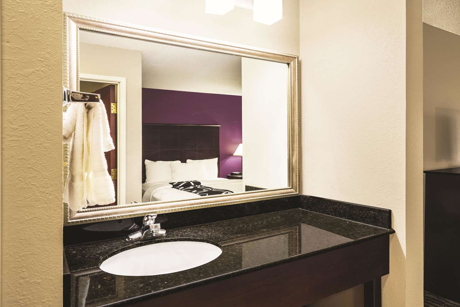 La Quinta Inn & Suites by Wyndham Louisville East 16/16