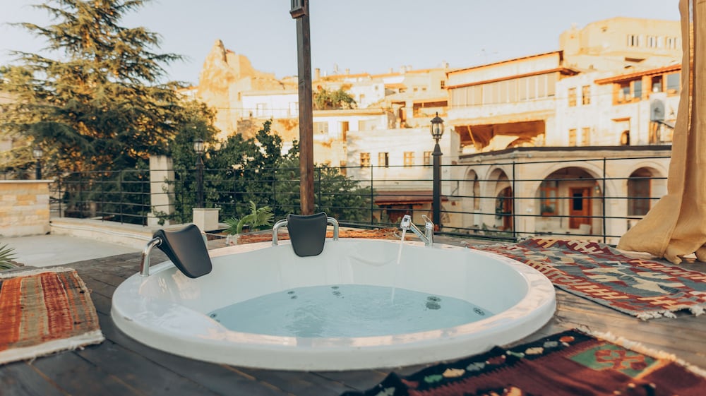 Serenus Cave Suites 29/50