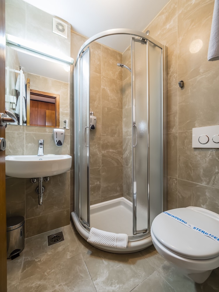 Le Petit Piaf Hotel 22/56