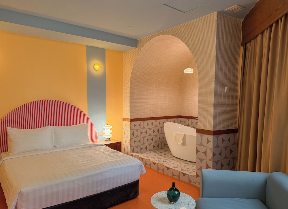 Moonris, Suite, Double Bed, Bathtub