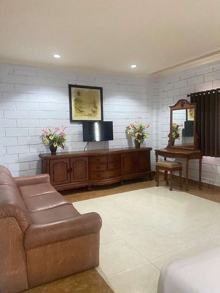 VILARISI HOTEL 42/57