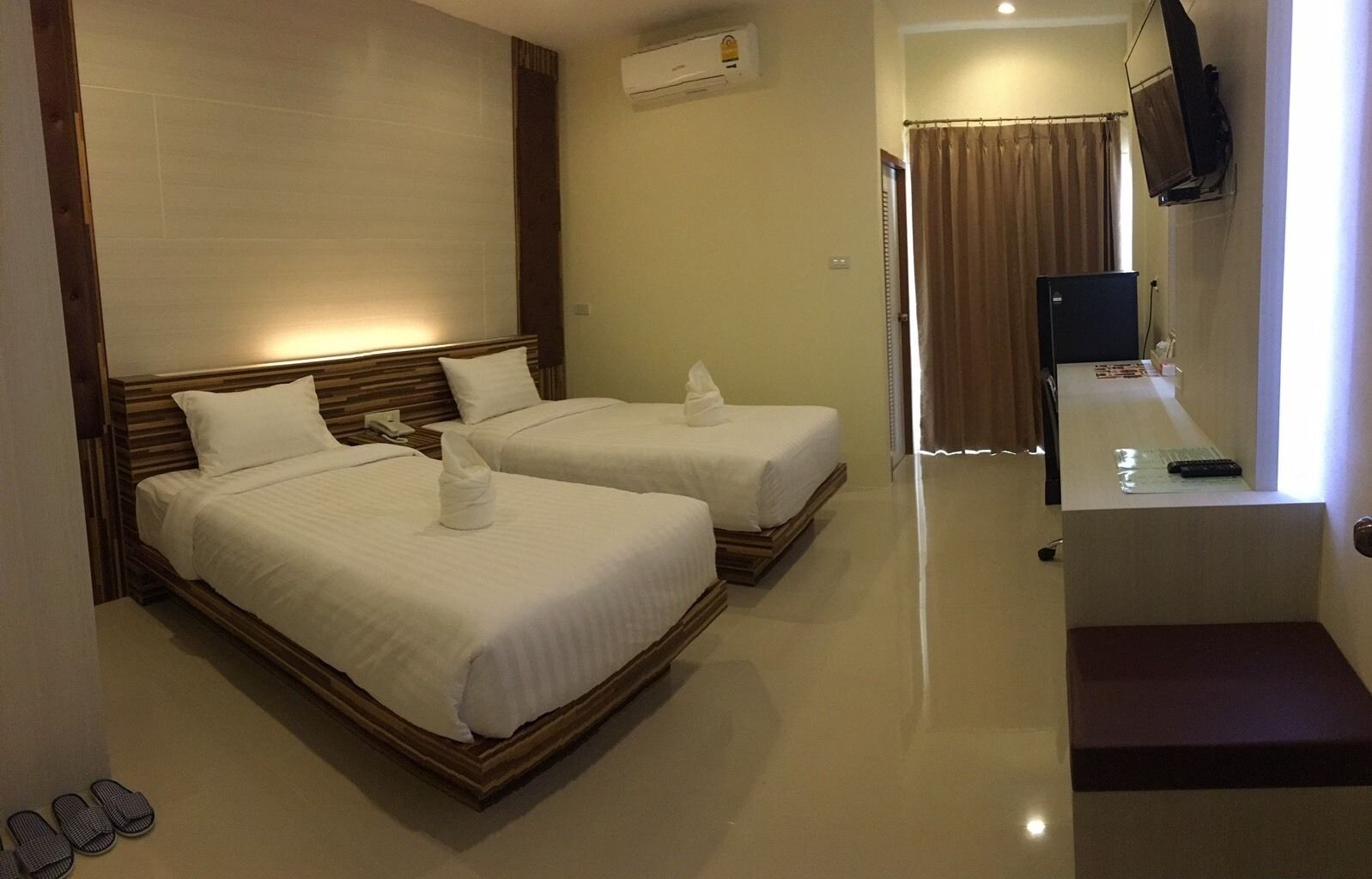 DELUXE, TWIN BEDS