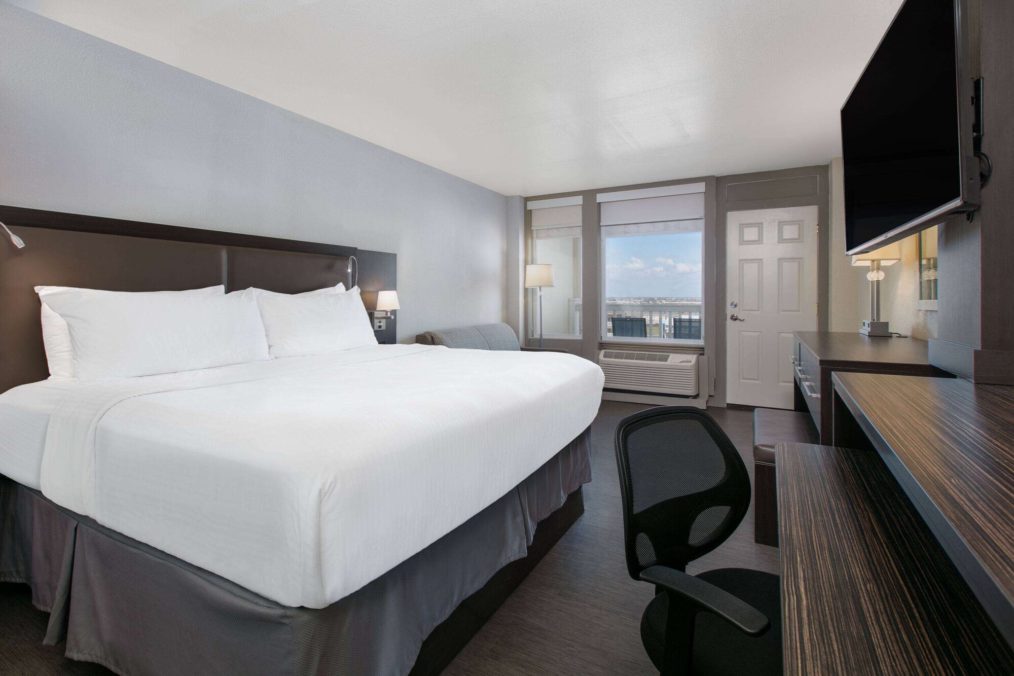 SUITE, KING BED, CITY VIEW, BALCONY